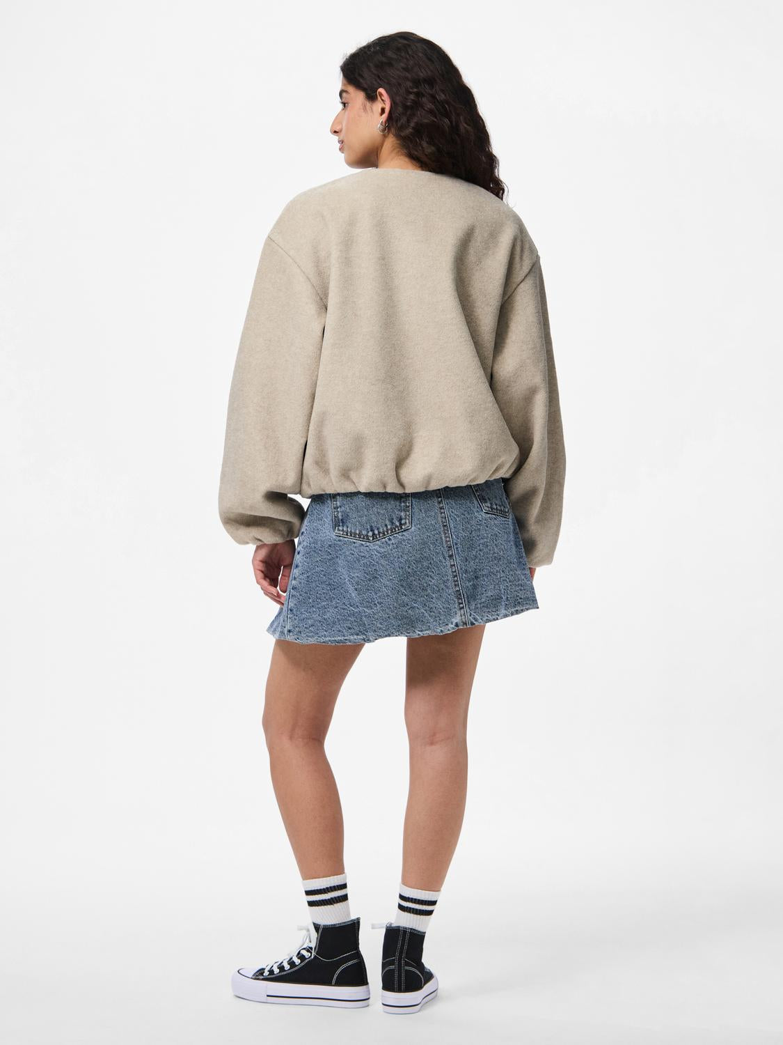 model_shot-back